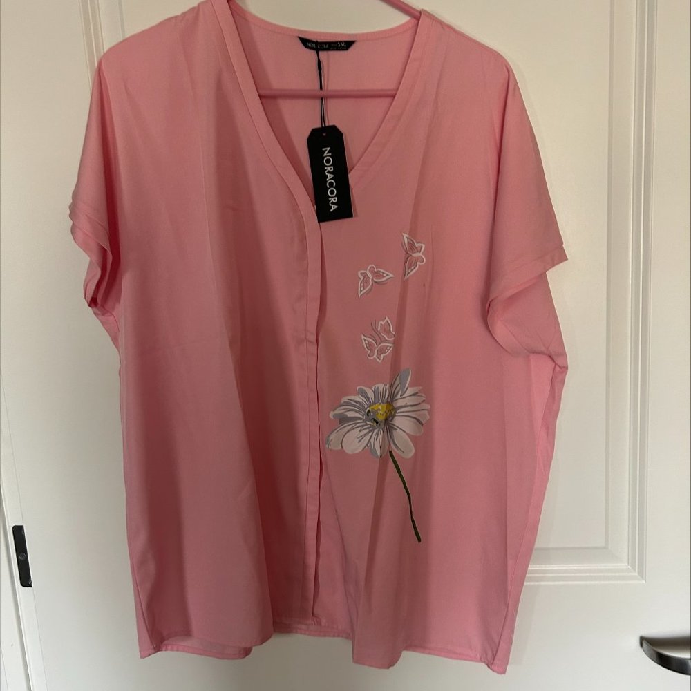 Short sleeve blouse with daisy stamped on front.